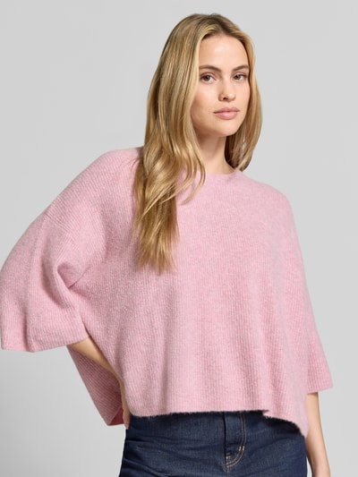 Vrouwenmodel draagt Oversized Strickpullover met Leinen-Anteil van American Vintage, Materiaalmix met linnen, oversized fit, ronde hals, halflange mouwen, geribd, Dames, Ganzkörperaanzicht van voren.