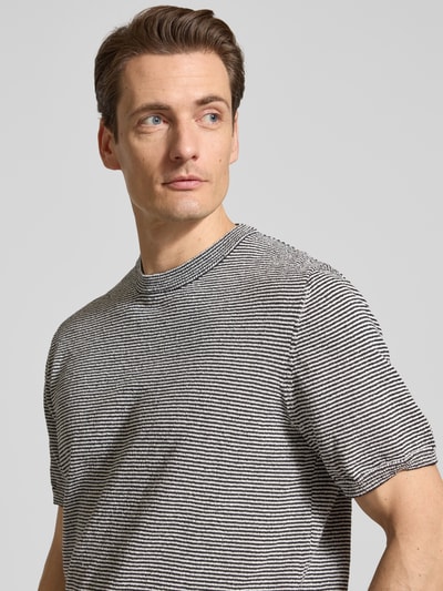 Männermodel trägt Strickshirt mit Rundhalsausschnitt von JAKE*S STUDIO MEN im Allover-Look, Material-Mix mit Baumwoll-Anteil, Nahaufnahme Oberkörper.