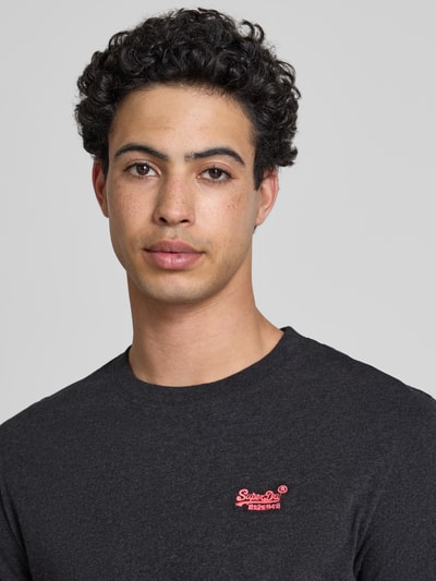 Männermodel trägt Regular Fit Freizeithemd mit Reverskragen von Superdry in Schwarz, Reine Baumwolle, Nahaufnahme Oberkörper.