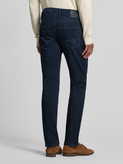 Mannenmodel draagt Regular Fit Jeans uit katoenmix model 'Arne Pipe' van MAC, 5-pocket, donkerblauw, label-patch, volledige achteraanzicht.