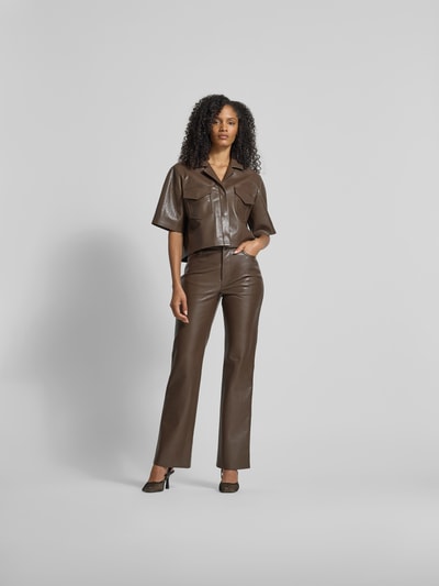 Nanushka Flared Stoffhose in Leder-Optik Schoko 1