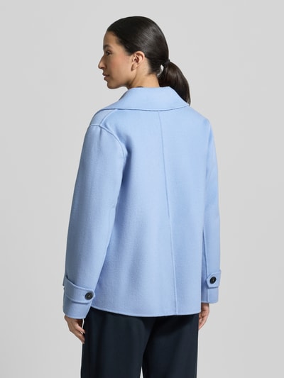 Modelka kobieca nosi Loose Fit Wollmantel aus Schurwoll-Mix Modell 'FANTINO' od Weekend Max Mara, pastelowy niebieski, widok całej sylwetki z tyłu.