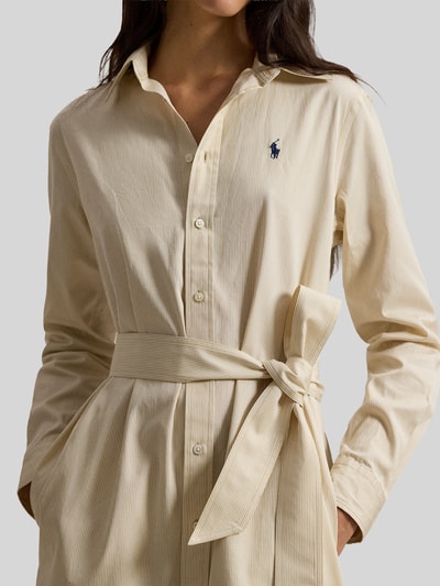 Frauenmodel trägt Tailliertes Hemdblusenkleid aus reiner Baumwolle von Polo Ralph Lauren in Beige, unifarben mit Bindegürtel und Logo, Nahaufnahme Oberkörper.