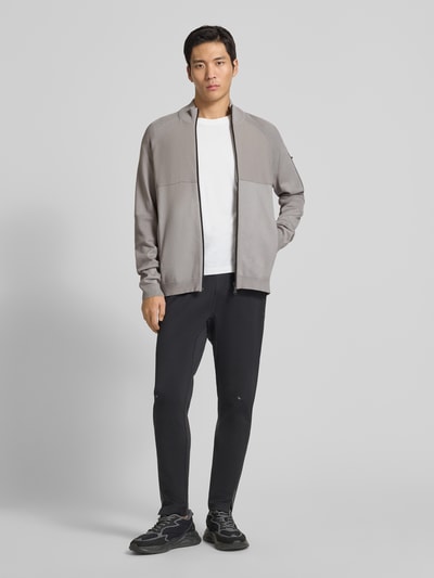 Männermodel trägt Regular Fit Sweatjacke aus Viskose-Mix Modell 'TOUR HY' von BOSS Green in Optik: Unifarben, Ganzkörperansicht von vorne.