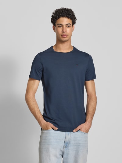 Männermodel trägt T-Shirt in Melange-Optik von Tommy Jeans in Dunkelblau, reine Baumwolle, Rundhalsausschnitt, Nahaufnahme Oberkörper.