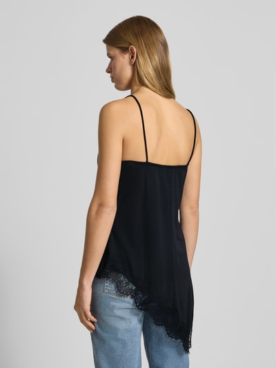 Frauenmodel trägt Trägertop mit Spitzenbesatz von Gina Tricot in Schwarz, lockerer Schnitt, Spaghettiträger, Rückenlänge 49 cm, Ganzkörperansicht Rückansicht.