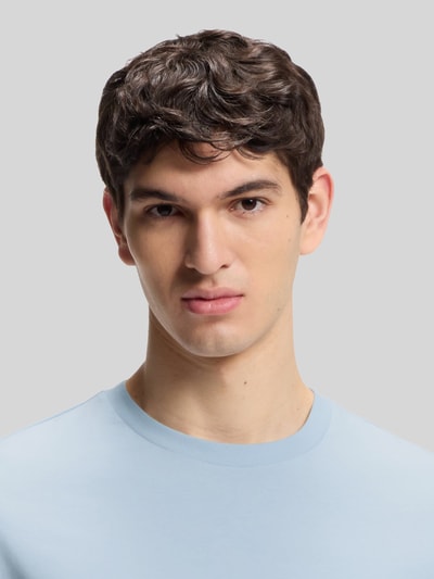 Männermodel trägt Regular Fit T-Shirt aus reiner Baumwolle Modell 'Thompson 01' von BOSS in Optik: Unifarben, Nahaufnahme Oberkörper.