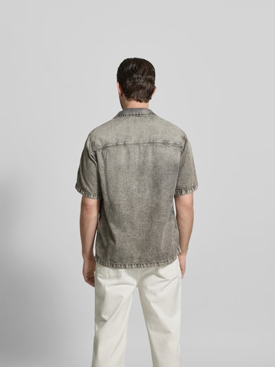 Männermodel trägt Regular Fit Jeanshemd mit Lyocell-Anteil von Diesel in Grau, Kurzarm, Reverskragen, Ganzkörperansicht Rückansicht.