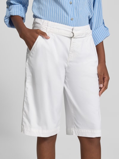 Vrouwenmodel draagt Bermudas met riem Model 'Liv' van TONI, mix van katoen en lyocell, tailored fit, steekzakken, vooraanzicht, detailopname bovenlichaam.
