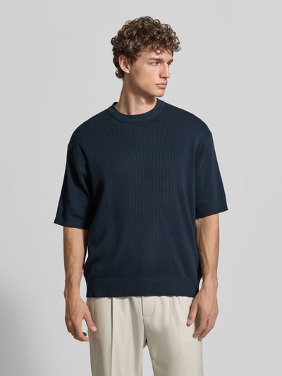 Männermodel trägt Regular Fit T-Shirt aus reiner Bio-Baumwolle Modell 'MATTIS' von SELECTED HOMME in Optik: Unifarben, Nahaufnahme Oberkörper.