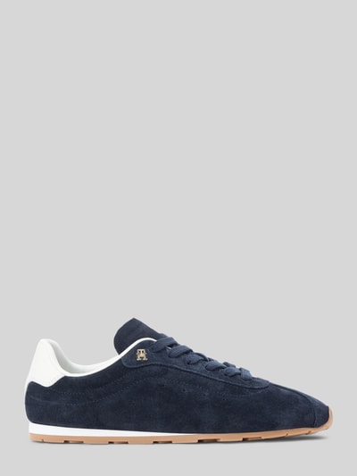 Produktfoto, Low Top Sneaker aus reinem Rindsleder von Tommy Hilfiger, Optik: Unifarben, Schuhspitze: Abgerundet, Absatzform: Flach, Logo-Detail, Schnürung, Sohle strukturiert, Materialverarbeitung: Veloursleder, Material: Echtleder.