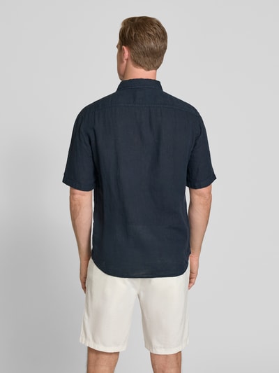 Männermodel trägt Regular Fit Leinenhemd mit kurzem Arm Modell 'RASH_2_M' von BOSS Orange in Dunkelblau, Rückenansicht Ganzkörperaufnahme, unifarben, Kentkragen, reine Leinenstruktur