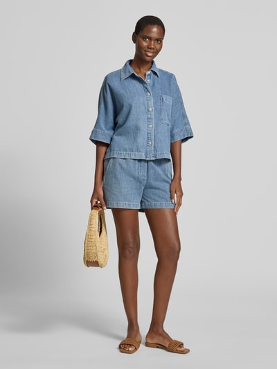 Kobiece modelka nosi Straight Fit Shorts in Denim-Optik Modell 'Musia' od OPUS z czystej bawełny, elastyczny pas ze sznurkiem, szerokość w rozmiarze 36: 38 cm, długość nogawki od wewnątrz w rozmiarze 36: 10 cm, niebieski kolor, gładka faktura, całkowity widok z przodu