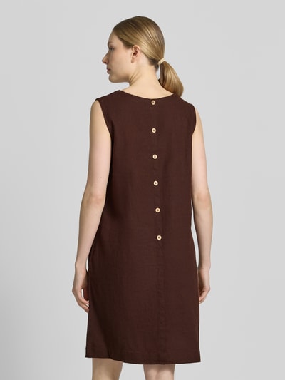 Frauenmodel trägt knielanges Kleid aus Leinen-Viskose-Mix Modell 'LAVA' von FREE/QUENT in Braun mit runden Knöpfen, Rückenansicht. Gerader Schnitt, Rundhalsausschnitt, glatte Textur, Kontext: Damen Kleid Leinen-Viskose-Mix, Knielänge, Rundhalsausschnitt, Rückenlänge 95 cm, Brustweite 50 cm. Ganzkörperansicht Rückansicht.