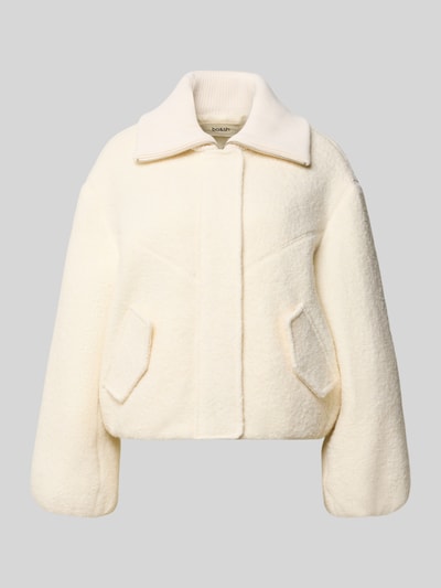 Produktfoto, Jacke aus Lanawoll-Mix Modell 'VITO' von Bash, kolor kremowy, krój regular fit, kieszenie z patką, długość tyłu w rozmiarze S 54 cm, szerokość ramion w rozmiarze S 43 cm, szerokość klatki piersiowej w rozmiarze S 45 cm, długość rękawa w rozmiarze S 51 cm, tekstura miękka, kołnierz wykładany