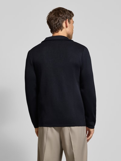 Männermodel trägt Regular Fit Cardigan mit wol, Materiaalmix, reverskraag, tricotlook, opgestikte zakken van Manuel Ritz, ruglengte maat M 74 cm, mouwlengte 61 cm, Ganzkörperansicht Rückansicht