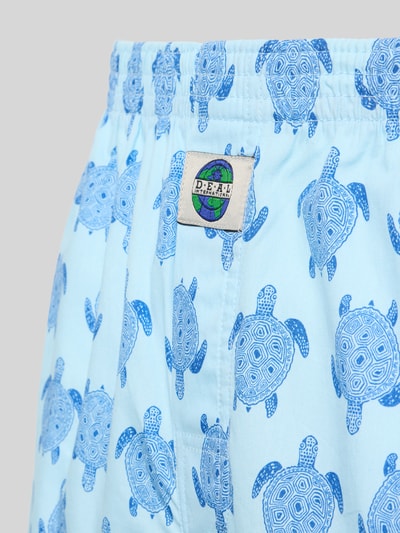 Produktfoto, hellblaue Boxershorts aus reiner Baumwolle Modell 'Schildkröte' von Deal mit blauen Schildkröten und Label-Patch, lockere Passform
