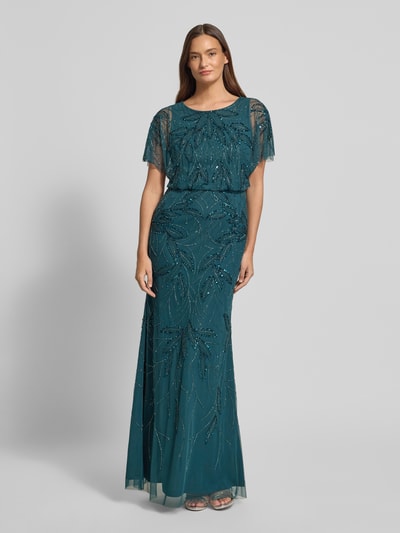 Frauenmodel trägt Abendkleid mit Perlen und Pailletten von Christian Berg Cocktail in Petrol, Maxikleid mit tailliertem Schnitt, Ganzkörperansicht von vorne.