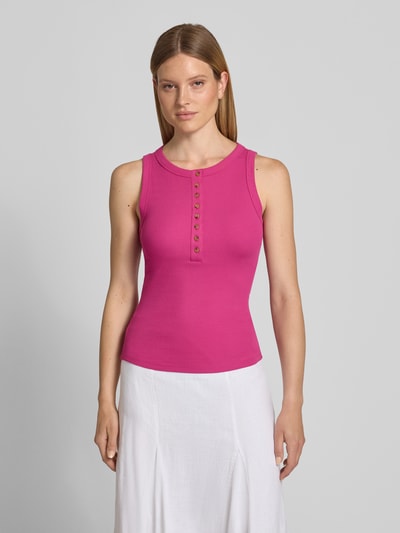 Frauenmodel trägt Tanktop mit Knopfleiste von Jake*s Casual aus Baumwoll-Elasthan-Mix, Slim-Fit, Ripp-Optik, Rundhalsausschnitt, Rückenlänge 53 cm, Ganzkörperansicht von vorne.