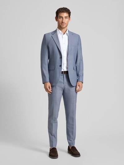 Männermodel trägt Comfort Fit Business-Hemd aus Baumwolle mit Kentkragen von ETERNA, Reine Baumwolle, Ganzkörperansicht von vorne. Rückenlänge bei Größe 40: 80 cm, Schulterbreite: 46 cm, Ärmellänge: 29 cm, 1/2-Arm.