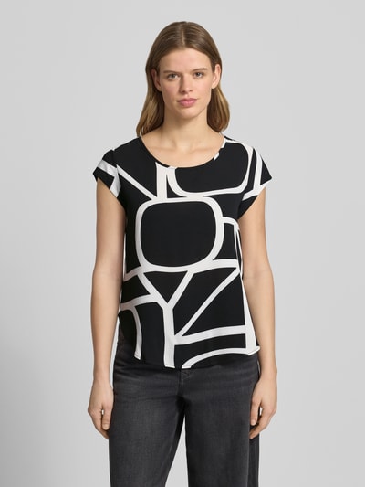 Vrouwenmodel draagt Relaxed Fit Blusenshirt in Crêpe-Verarbeitung model 'VIC' van Only, all-over motief, boothals, kapmouwen, afgeronde rompzoom, materiaalverwerking: crêpe, voorkant, bovenlichaam close-up.