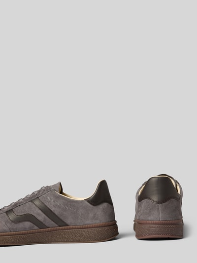 Produktfoto, Sneaker aus echtem Rindsleder Modell 'Cuzmo' von GANT, graues Wildleder mit dunklen Akzenten, strukturierte Gummisohle.