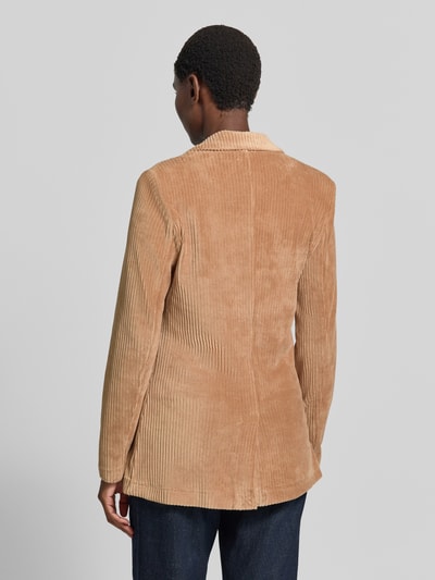 Frauenmodel trägt Slim Fit Blazer aus Cord Modell 'TAMARY' von ICHI in Beige mit Reverskragen, Rückenansicht, Baumwoll-Mix mit Stretch-Anteil.
