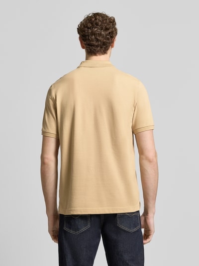 Männermodel trägt Slim Fit Poloshirt mit Logo-Stitching von Gant, beige, reine Baumwolle, Polo-Kragen, kurzärmelig, Ganzkörperansicht Rückansicht.