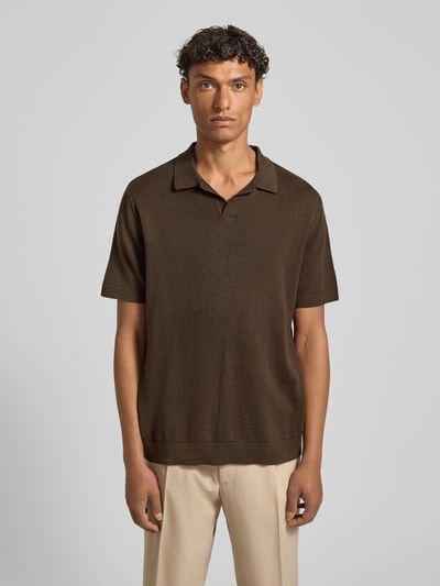 Męski model nosi Regular Fit Poloshirt aus Baumwoll-Leinen-Mix Modell 'MATTIS' od SELECTED HOMME, jednolity, krój regular fit, krótki rękaw, drobna dzianina, bawełna-len, całkowity widok z przodu.