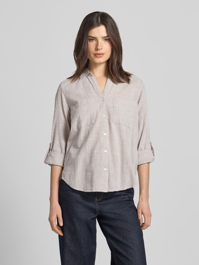Vrouwenmodel draagt Regular Fit Hemdbluse aus reiner Baumwolle van Tom Tailor in look: effen kleuren, popeline, borstzakken, afgeronde rompzoom, Ganzkörperansicht van voren.