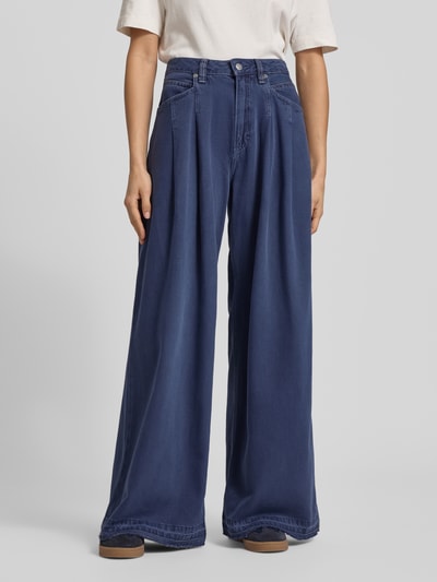 Frauenmodel trägt Wide Leg Loose Fit Jeans aus Baumwoll-Mix Modell 'C_SLOUCHY' von BOSS Orange in Dunkelblau, unifarben, Ganzkörperansicht von vorne.