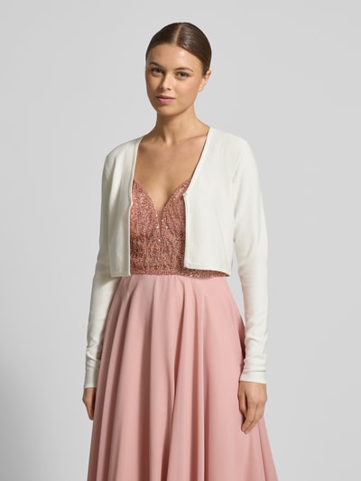 Vrouwenmodel draagt 'Bolero mit gerippten Abschlüssen' van Jake*s Cocktail, viscosemix, regular fit, V-hals, knoopsluiting, ribboorden, volledig van voren te zien