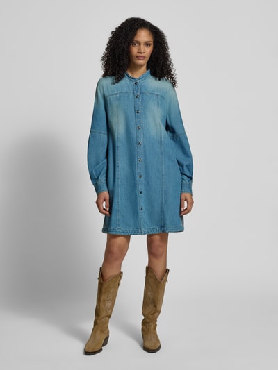 Frauenmodel trägt Knielanges Jeanskleid mit Stehkragen von Marc Cain im Used-Look, gerader Schnitt, Knopfleiste, Blau, Ganzkörperansicht von vorne.