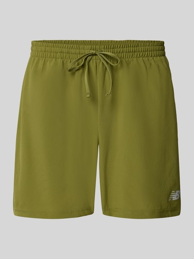 Produktfoto, Shorts mit elastischem Bund und Logo von New Balance in Olivgrün, sichtbares Logo, glatte Textur, Herren Shorts, Regular Fit, elastischer Bund, Innenhose, Bundweite 40 cm, Innenbeinlänge 13 cm bei Größe M.