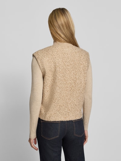 Vrouwenmodel draagt Weste mit Stehkragen Modell 'Guluni' van OPUS, beige kleur, structuurstof, puur polyester, volledige rugaanzicht.