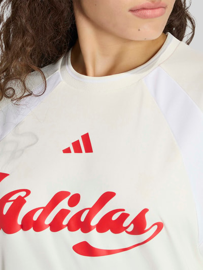adidas Sportswear Regular Fit T-Shirt mit Logo-Applikation Offwhite 3