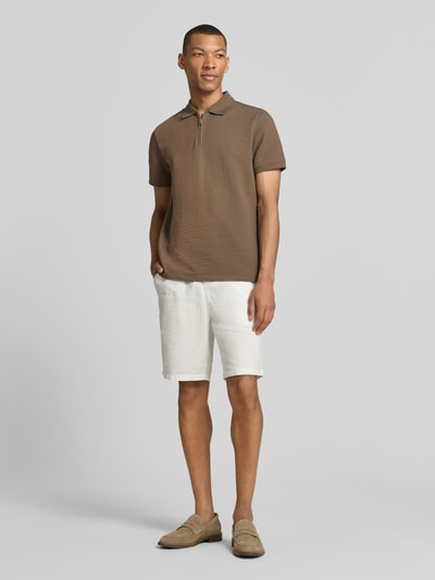 Männermodel trägt Regular Fit Poloshirt mit Strukturmuster von MCNEAL, Braun, Baumwoll-Mix, Reißverschluss, Kurzärmelig, Ganzkörperansicht von vorne.