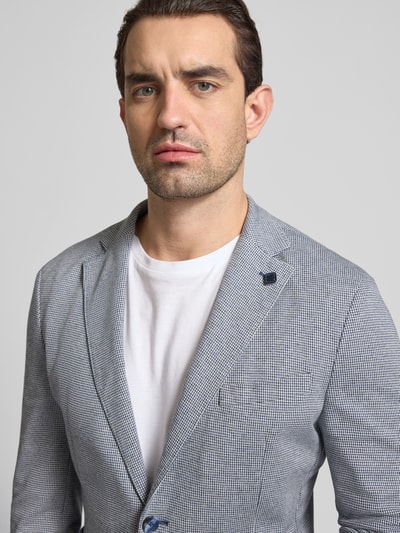 Męski model nosi Regular Fit Blazer mit Zierstein von HECHTER PARIS, mieszanka bawełny, kołnierz z połami, kieszeń na piersi, listwa z 2 guzikami, nakładane kieszenie, jasnoszara tkanina, drobny wzór, faktura gładka, Nahaufnahme górnej części ciała.
