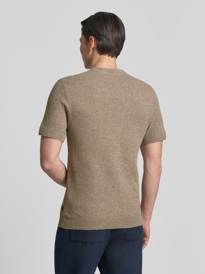 Męski model nosi Strickshirt mit Rundhalsausschnitt Modell 'RILEY' von Jack & Jones Premium z bawełny, krój slim fit, fakturowany wzór, okrągły dekolt, długość tyłu w rozmiarze M: 71 cm, całkowity widok z tyłu