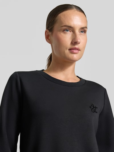 Vrouwenmodel draagt zwart Relaxed Fit Sweatshirt uit viscosemix Model 'Felpa' van Liu Jo met siersteentjes, dames, Nahaufnahme Oberkörper