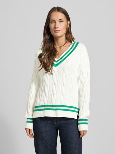 Modelka nosi Strickpullover mit V-Ausschnitt von Christian Berg Woman, bawełna, regular fit, białe i zielone detale, widok z przodu, zbliżenie na górę.