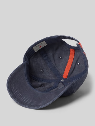 Produktfoto, Base Cap mit Allover-Logo-Print Modell 'Kobe' von Unio aus bawełna, nadruk z logo na całej powierzchni, wyhaftowany motyw, kolor granatowy z czerwonym akcentem, tekstura gładka
