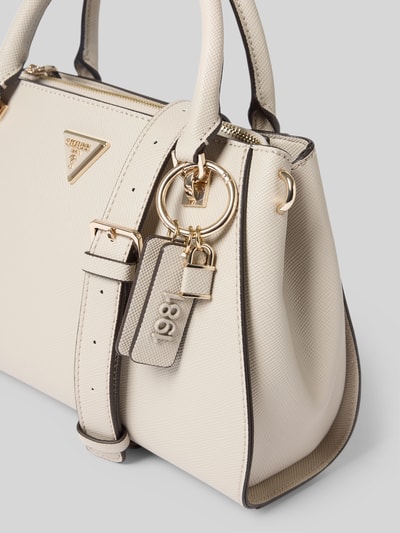 Produktfoto, cremefarbene Handtasche mit Label-Applikation Modell 'NOELLE II' von Guess, Reißverschluss, Tragehenkel, dezente Struktur