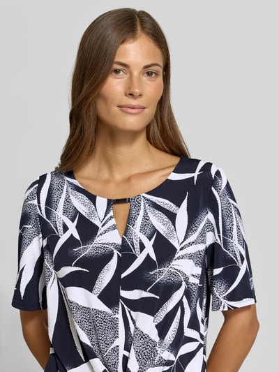 Frauenmodel trägt Regular Fit Blusentop mit Allover-Muster von Vera Mont in Dunkelblau und Weiß, Nahaufnahme Oberkörper, Damen Blusentop von Vera Mont