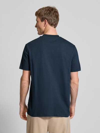 Männermodel trägt Oversized T-Shirt aus reiner Baumwolle von Marc O'Polo Denim, Optik: Unifarben, Label-Print, Ganzkörperansicht Rückansicht