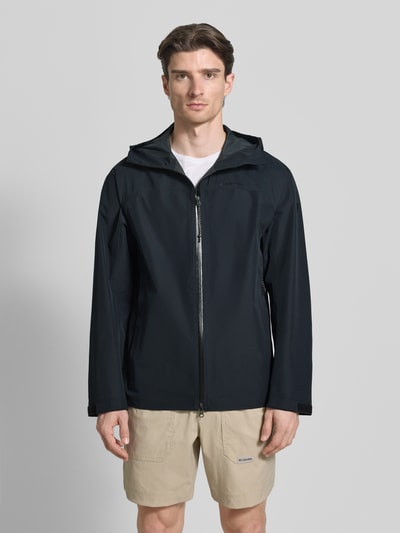 Männermodel trägt Regular Fit Jacke mit Logo-Print Modell 'Treeline' van PEAK PERFORMANCE, zwart, met capuchon, tweewegritssluiting, steekzakken, vooraanzicht volledige lichaamsopname