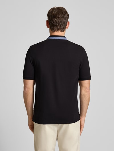 Männermodel trägt Regular Fit Poloshirt mit Stehkragen und Logo-Stitching von bugatti in Schwarz, glatte Baumwollstruktur, Ganzkörperansicht Rückansicht.