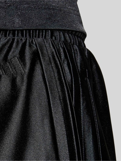 adidas Sportswear Szorty dresowe o kroju loose fit z paskami w kontrastowym kolorze Czarny 5