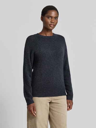 Frauenmodel trägt Strickpullover mit Rundhalsausschnitt Modell 'Festina Hope' von MSCH Copenhagen, dunkelblau, Woll-Mix, Regular Fit, Ganzkörperansicht von vorne.