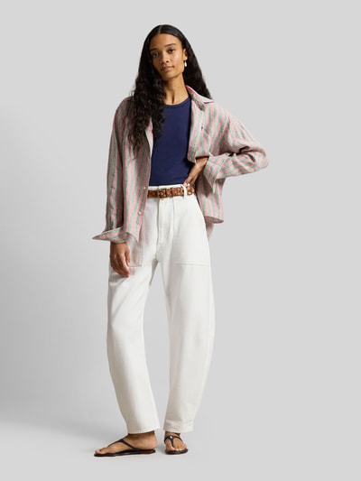 Vrouwenmodel draagt Boxy Fit Hemdbluse aus reinem Leinen van Polo Ralph Lauren, gestreept patroon, puur linnen, all over look, volledige lichaamsopname vooraan.